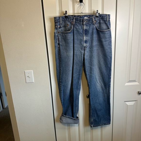 Levi's Classic Blue Cropped Jeans - Picture 1 of 11